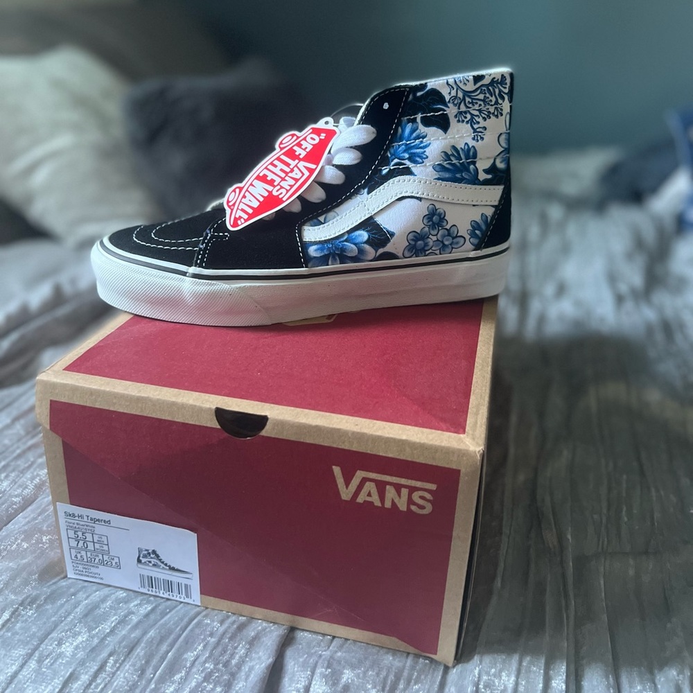Womens size 7 high top Vans